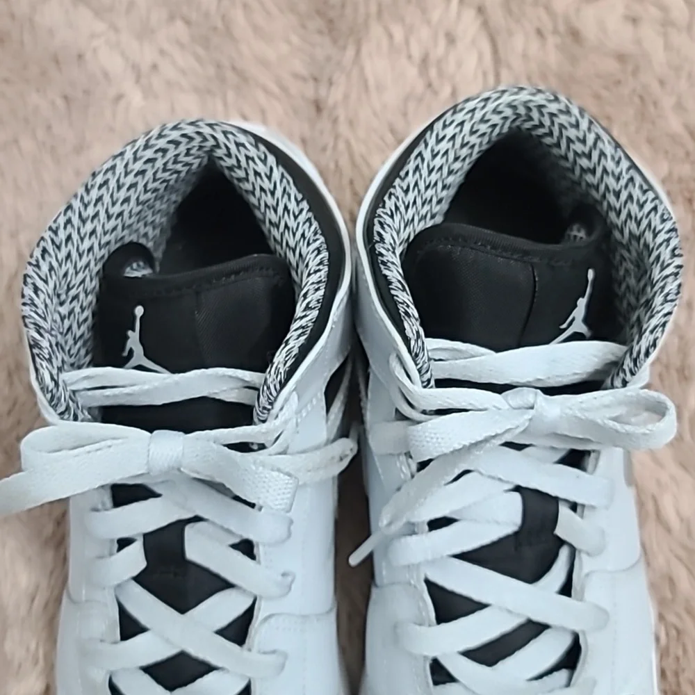 Nike Air Jordan 1 Mid sneakers in the 'Wolf Grey' Sz 7